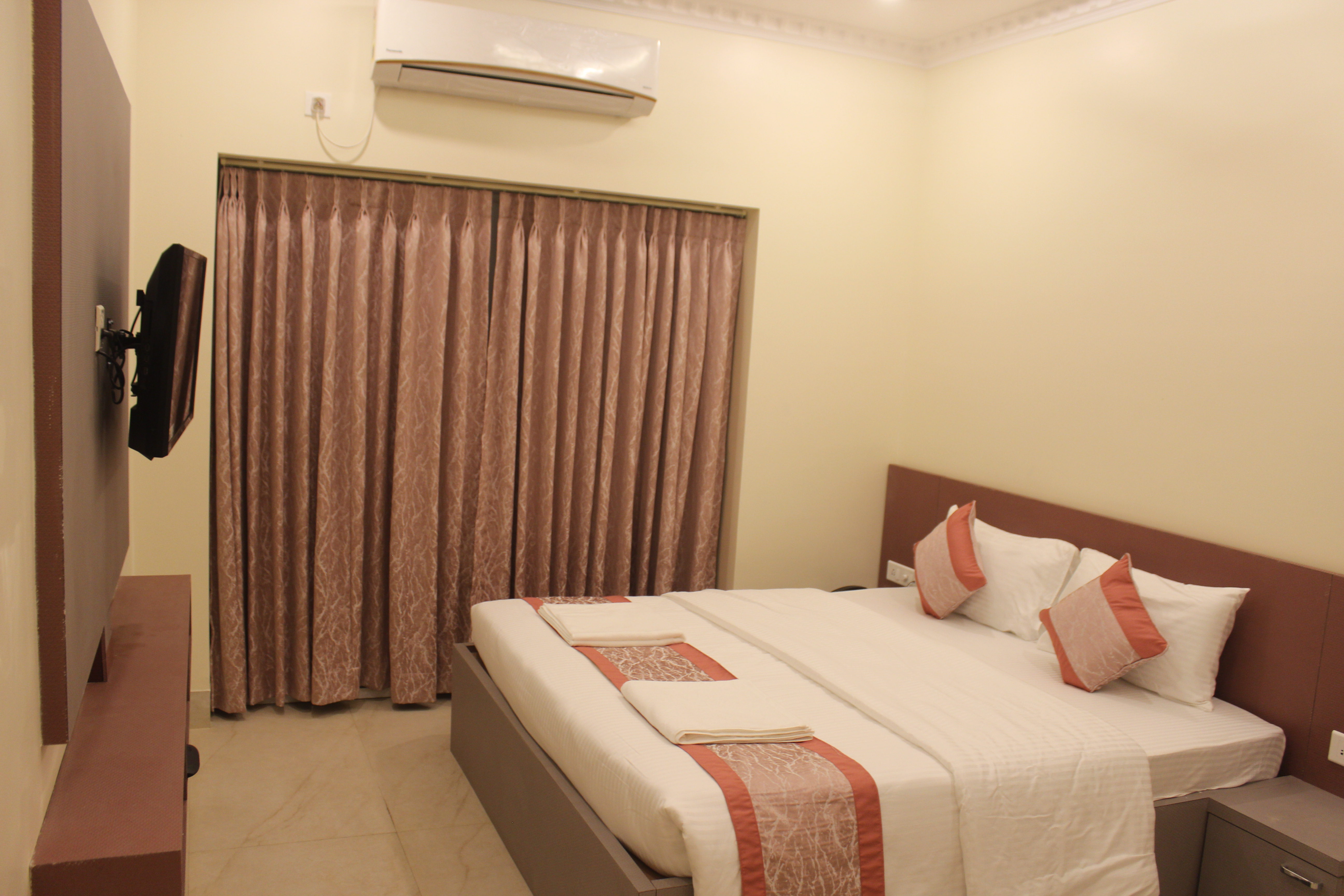Swimmimg Pool Hotels in Digha-3 bed Deluxe Room