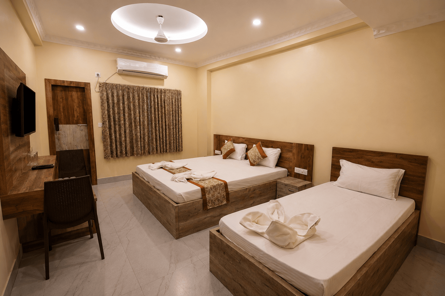 Swimmimg Pool Hotels in Digha-3 bed Deluxe Room
